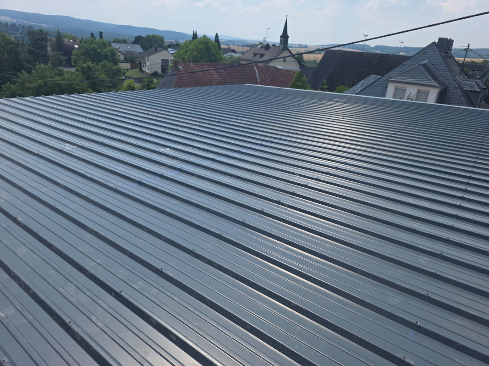 Dachstark Dachdecker bei der Arbeit